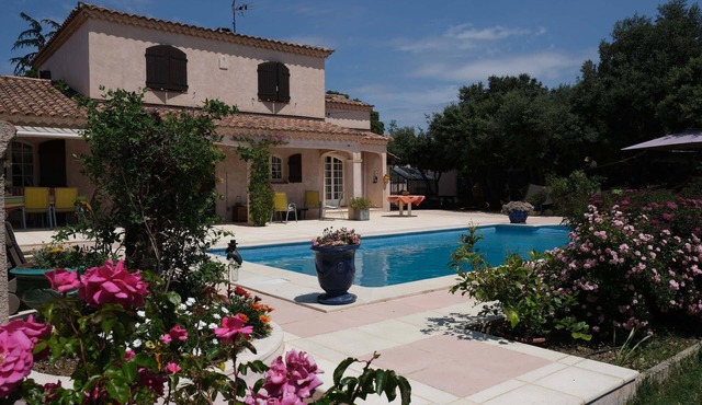 pleasant villa located in aureille, close to the center by foot, in the alpilles park, sleeps 6.