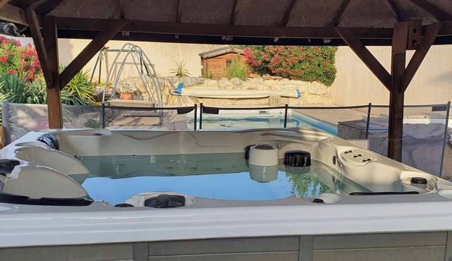 Pool House Résidence Privée Avec Piscine et SPA in Milhaud