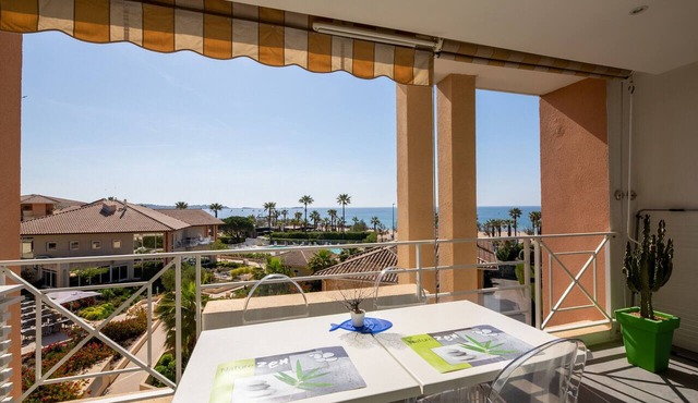 Port FREJUS T3 70m2 double garage Sea view Direct access to the beach Swimming pool A dream stay for 4 privileged people