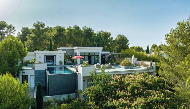 Prestigious villa with spa just steps from the Mediterranean