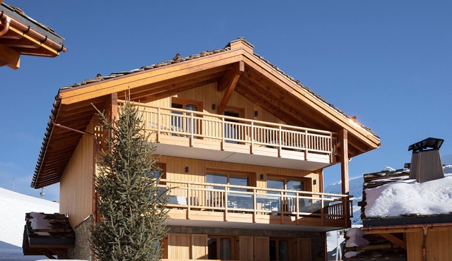 Private and modern chalet in the heart of Alpe d'Huez. in Huez