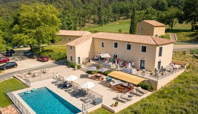 Private hamlet with swimming pool in the heart of a winegrowing estate in Provence