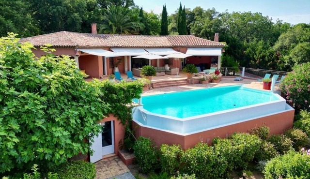 Private panoramic villa in Grimaud. It has a pool and overlooks the Bay of St. Tropez. Enjoy complete privacy with no line of sight from your surroundings.