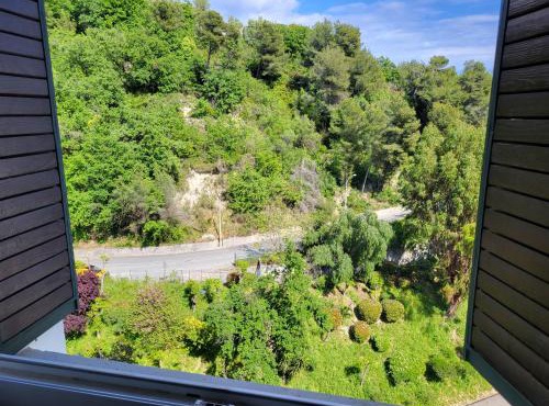 Private Room-3 in HANNANA Apartment- 2 min walk To Tram 12 min to Nice train station 15 min to Massena Place