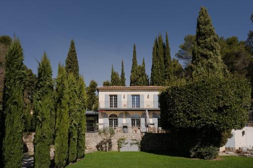 Property with pool and independent studio in Aix