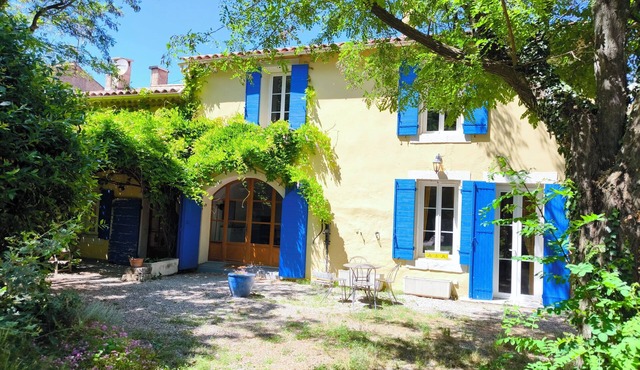 Provençal villa, lagoon-style pool, pétanque, garden/Luberon and Alpilles – sleeps 14