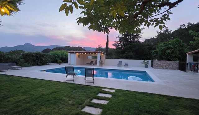 Provencal country house with large swimming pool - Rated 3*.