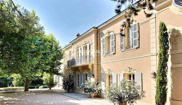 Provençal country house in Lambesc, estate with a tennis court