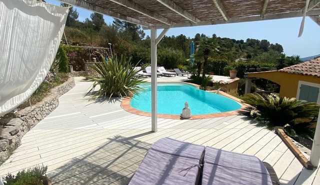 Provencal house with sea view quiet pool