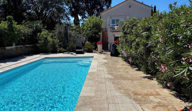 Provencal house with large swimming pool. Close to the sea!