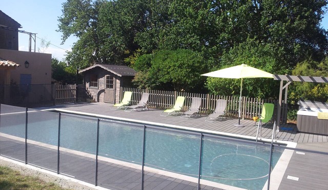 Quiet 4-person vacation rental in the countryside, with amenities just a 5-minute walk away, a pool, and more