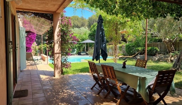 Quiet and charming provençale bastide with swimming-pool, just near the beach !