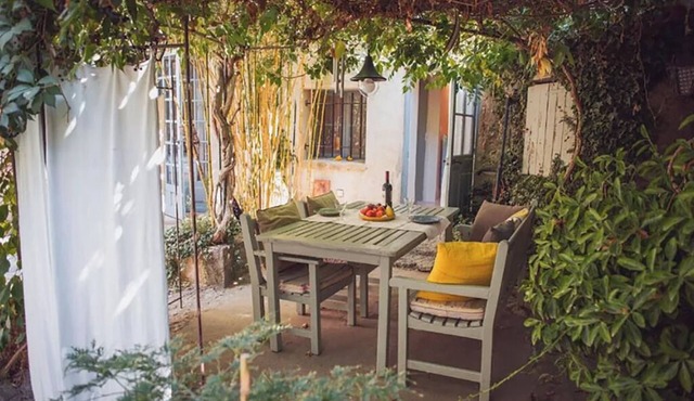 Quiet apartment with courtyard in the village of Lourmarin