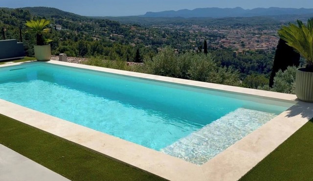 Quiet Californian villa with commanding view in Draguignan
