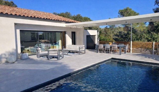 Quiet House in Saint-Bauzille-de-Montmel with Private Pool, Wi-Fi, and Air Conditioning