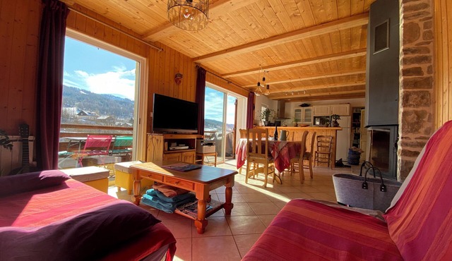 Quiet, unoverlooked chalet 2 minutes from the village center