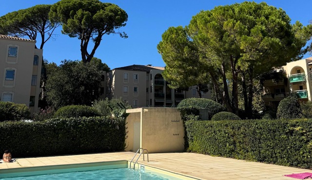 Rare at Les Beaux-Arts: garden, swimming pool & 2 parking spaces