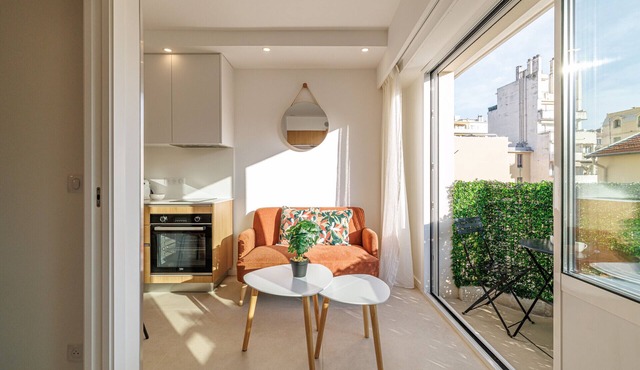 Renovated apartment with south-facing balcony – A/C & Elevator
