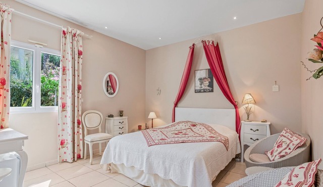 Room "Le Petit Ramsès - Hortensia" with Shared Pool, Wi-Fi and Air Conditioning