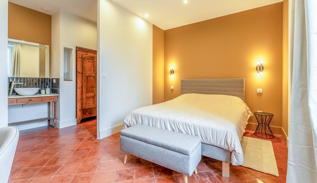 Room 'Monique' with shared terrace, private garden and air conditioning in Les Angles