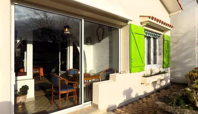 Royan - RUSTIC HOUSE with enclosed garden - near SHOPS and BEACHES in ROYAN
