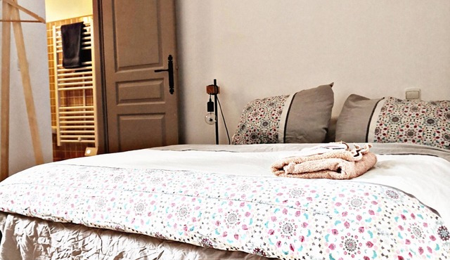 Rustic B&B w/Private Bathroom, Free Parking in Gémenos