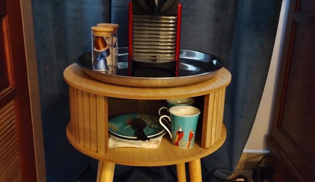 Séjour en famille, 2 chambres chez l'habitant dans longère, avec berceau ou lit bébé ou lit pliant, relais motard, Nespresso à disposition dans chambre in Marigné-Laillé