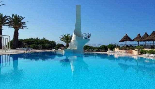 Sea view apartment with swimming pool - private beach - sauna-hamman -tennis- restaurant