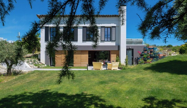 Sea view villa in the hills of Nice