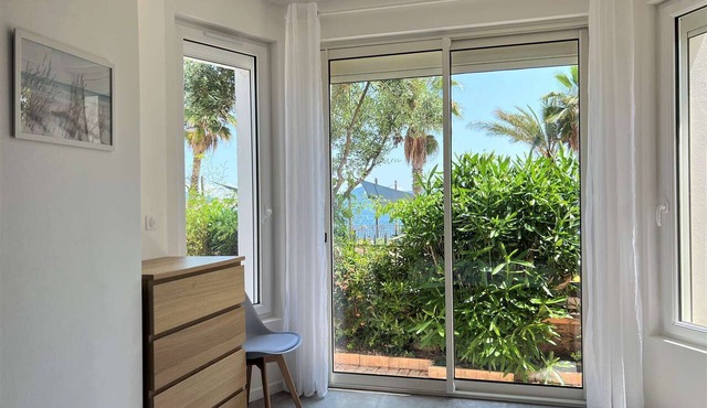 Seaside apartment on foot with panoramic sea view terrace for 6