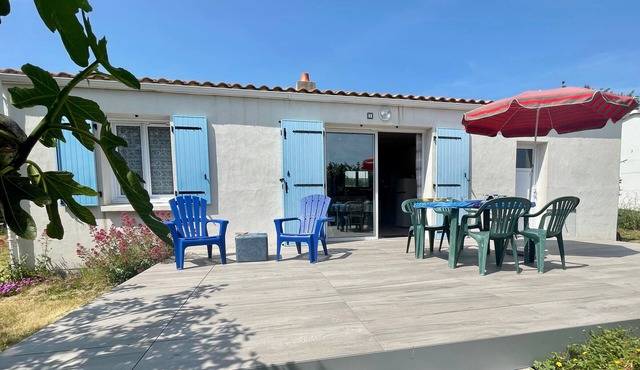 Single-storey house for 4, near center and beach