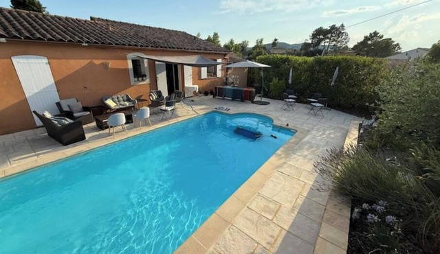 Single-storey villa. Private pool. 6 people max.