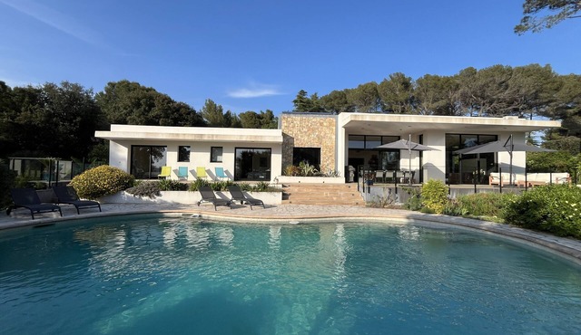 Single-storey villa with apartment