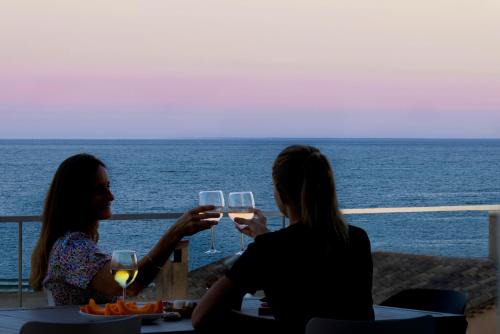 SOUTH-OF-FRANCE Magnifique T5 avec CLIM, terrasse 30 m2 vue sur mer et barbecue, parking, 40m de la plage