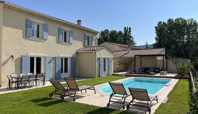 Spacious 6-bedroom villa with a private pool and views of the vineyards
