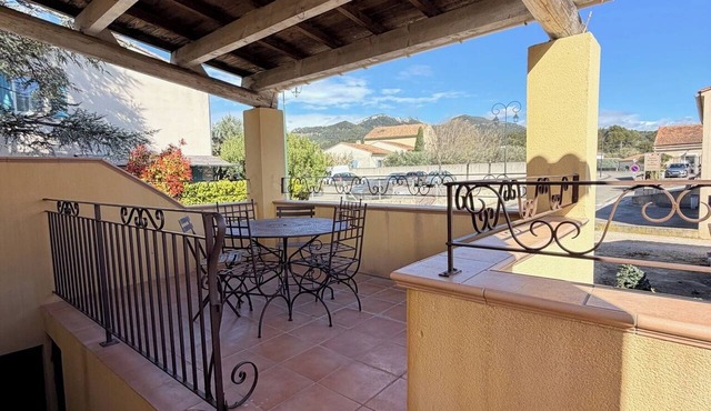 Spacious, air-conditioned apartment with a terrace between Dentelles Ventoux and Avignon in Vacqueyras