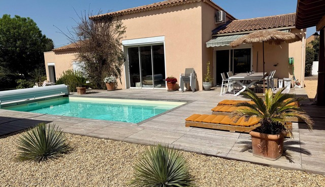 Spacious, bright, fully renovated villa in an excellent location.