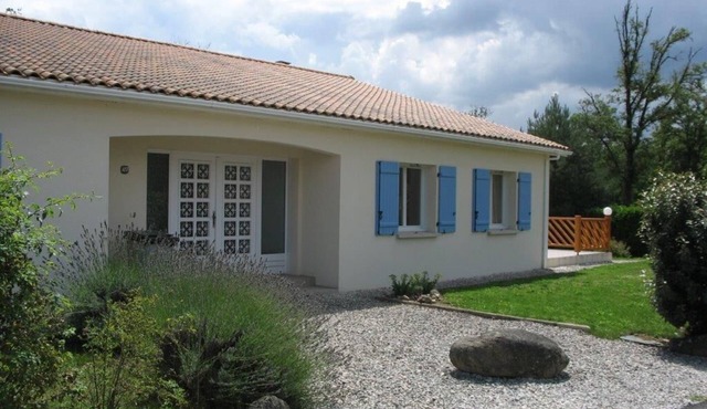 Spacious Charente Bungalow in Écuras