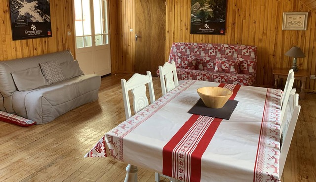 Spacious duplex apartment, balcony with mountain views and private garage in Arreau