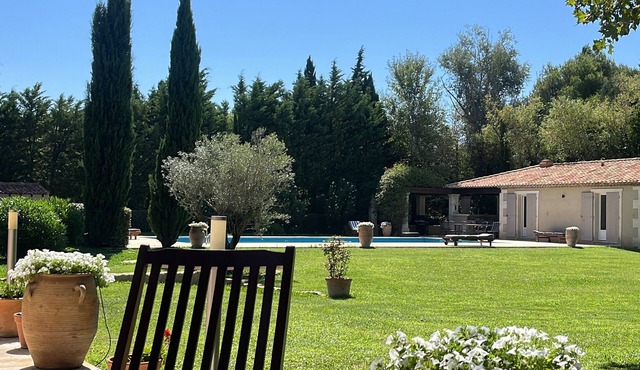 Spacious Villa in Maussane-les-Alpilles with Pool, Gym & Large Garden