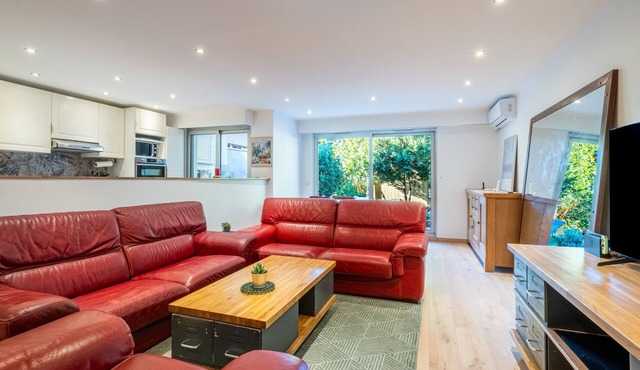 Spacious Ground-Floor 3-Bedroom Apartment with Private Garden, Wi-Fi & Air Conditioning in Nice