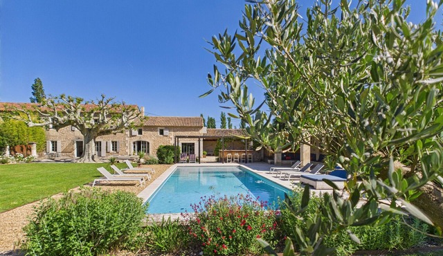 Spacious Provençal Villa with Pool, 8 Bedrooms and Billiard Room in Eygalières!