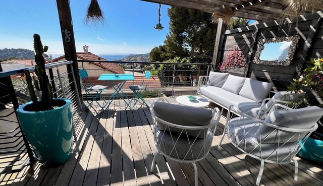 Spacious triplex sea view with terrace and garden 10 minutes from the port beach