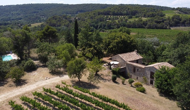 Stone farmhouse with pool close to Vaison-La-Romaine and Mt Ventoux,