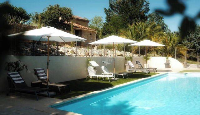 Stone gîte with shared swimming pool in Pech-Luna