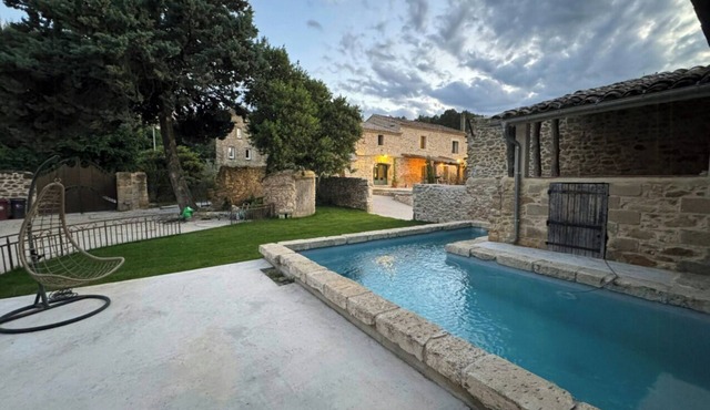 Stone villa with pool between Uzès and Avignon