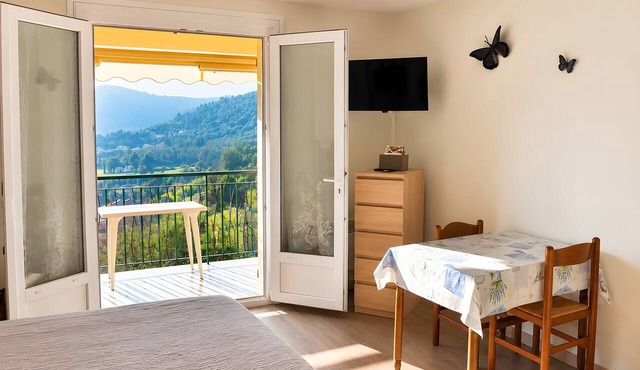 Studio Apartment 'À Louer Gréoux' with Private Terrace, Balcony and Wi-Fi