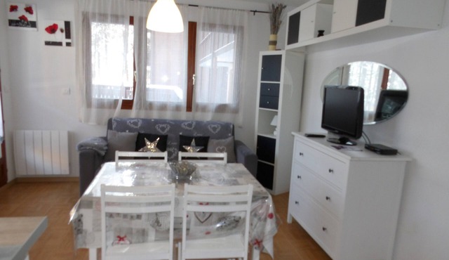 Studio Apartment 'La Joue Du Loup' with Mountain View, Shared Pool and Shared Garden in Dévoluy