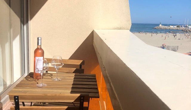 Studio direct access to the beach with sea view, Wi-Fi and air conditioning