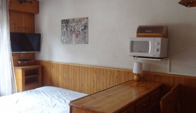 Studio for 3 with balcony, pets allowed, private parking, west-facing